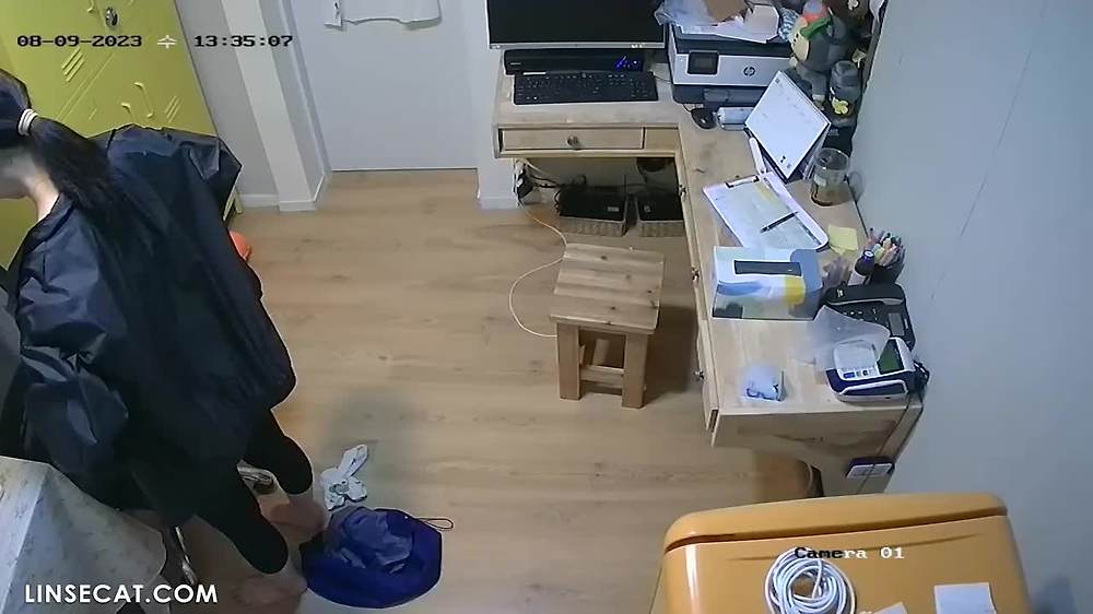 해킹된 한국 IP 카메라_ 한국인 직원 라커룸 3곳. Subway 레스토랑의 아름다운 웨이트리스가 옷을 갈아입고 여러분의 주문을 환영합니다.