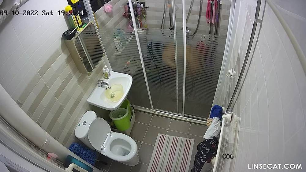 홈 IP 카메라 해킹_ 한국 여주인이 필리핀 가정부를 감시했지만 예기치 않게 샤워하고 알몸을 촬영했습니다.