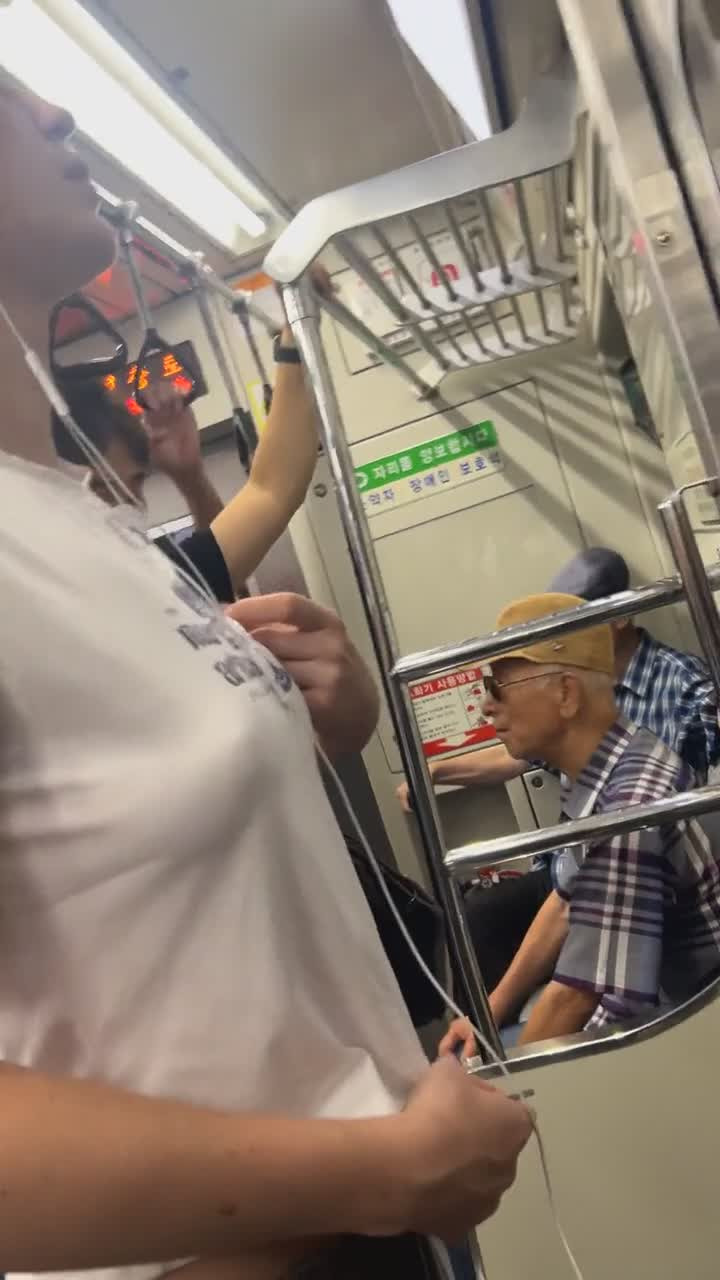 현충로 지하철역 노브라 외국인 미녀