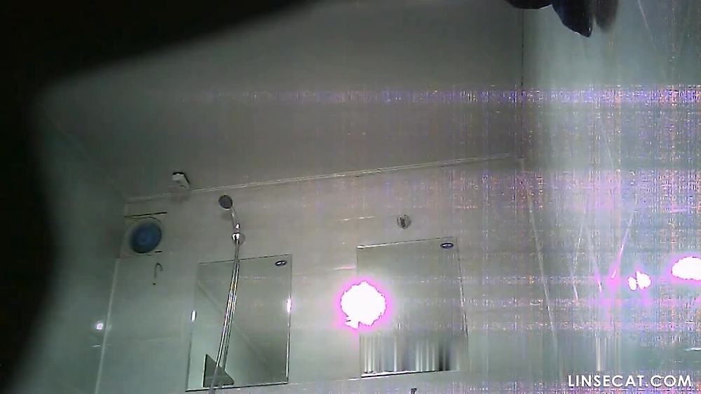 몰래카메라_ 한국 구미공장 여성용 샤워실. 그녀는 속옷을 벗은 후 질 분비물 냄새를 주의 깊게 맡아보았다.