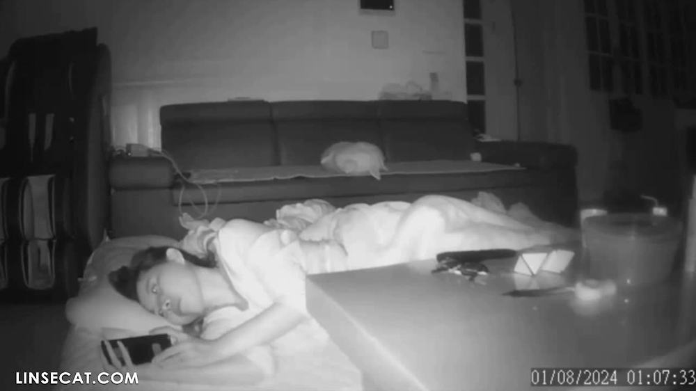 한국 가정용 IP카메라 해킹, 28가구 개인정보 유출! 많은 여성들이 집에서 속옷을 입지 않고 티셔츠만 입고 있으며, 음모가 노출되어 있습니다.