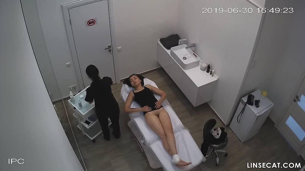 해킹된 IP 카메라_ 한국 제모 미용실. 임산부도 음모를 밀러 미용실에 왔는데, 손이 닿지 않아서일까요 5명