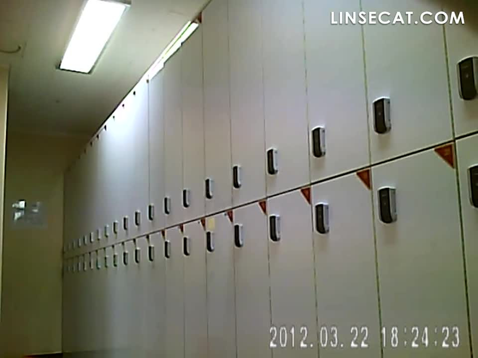 한국 탈의실에 숨겨진 카메라_ 여자 동료가 옷을 갈아입는 모습을 감시하다. 그녀는 레이스 팬티를 입고 오늘 밤 남자친구와 외출할 것 같아요