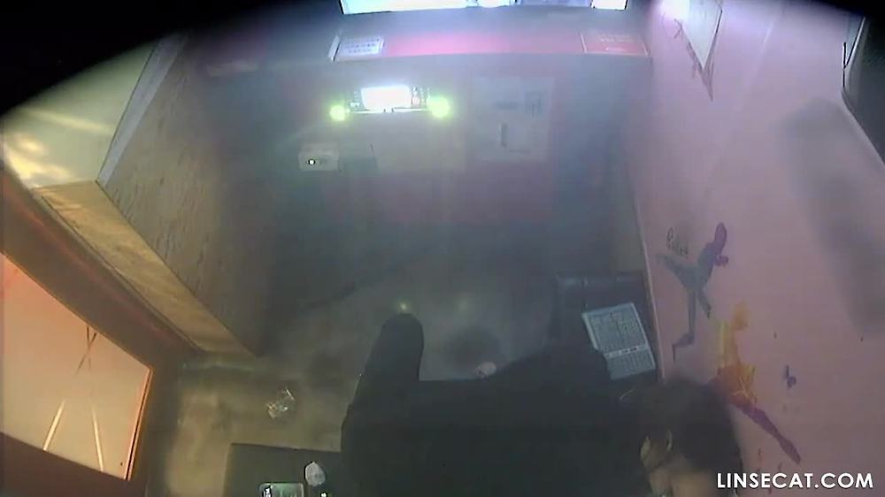 요청)해킹된 한국 노래방 IP카메라_ 여자친구가 술에 취해 있는 사이에 그녀를 만졌다. 그는 그녀에게 자위행위를 하고 그녀의 셔츠에 사정을 쏟았습니다. 그는 그 과정 전체를 휴대폰으로 촬영했습니다