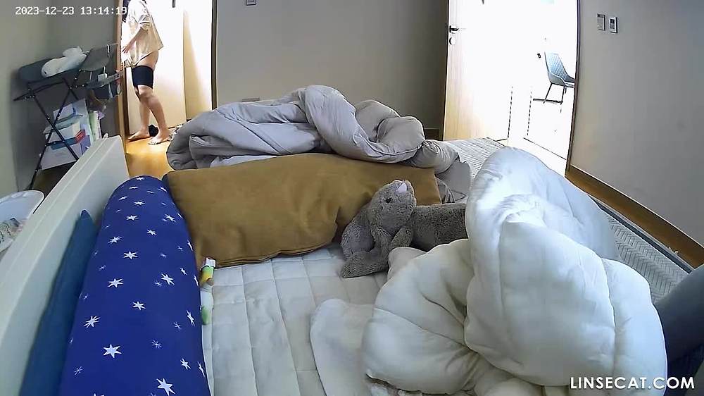 해킹된 가정용 IP 카메라_ 2024년 최신 버전! 한국인 아내는 남편의 젖꼭지를 빨아 먹는 것을 좋아합니다.