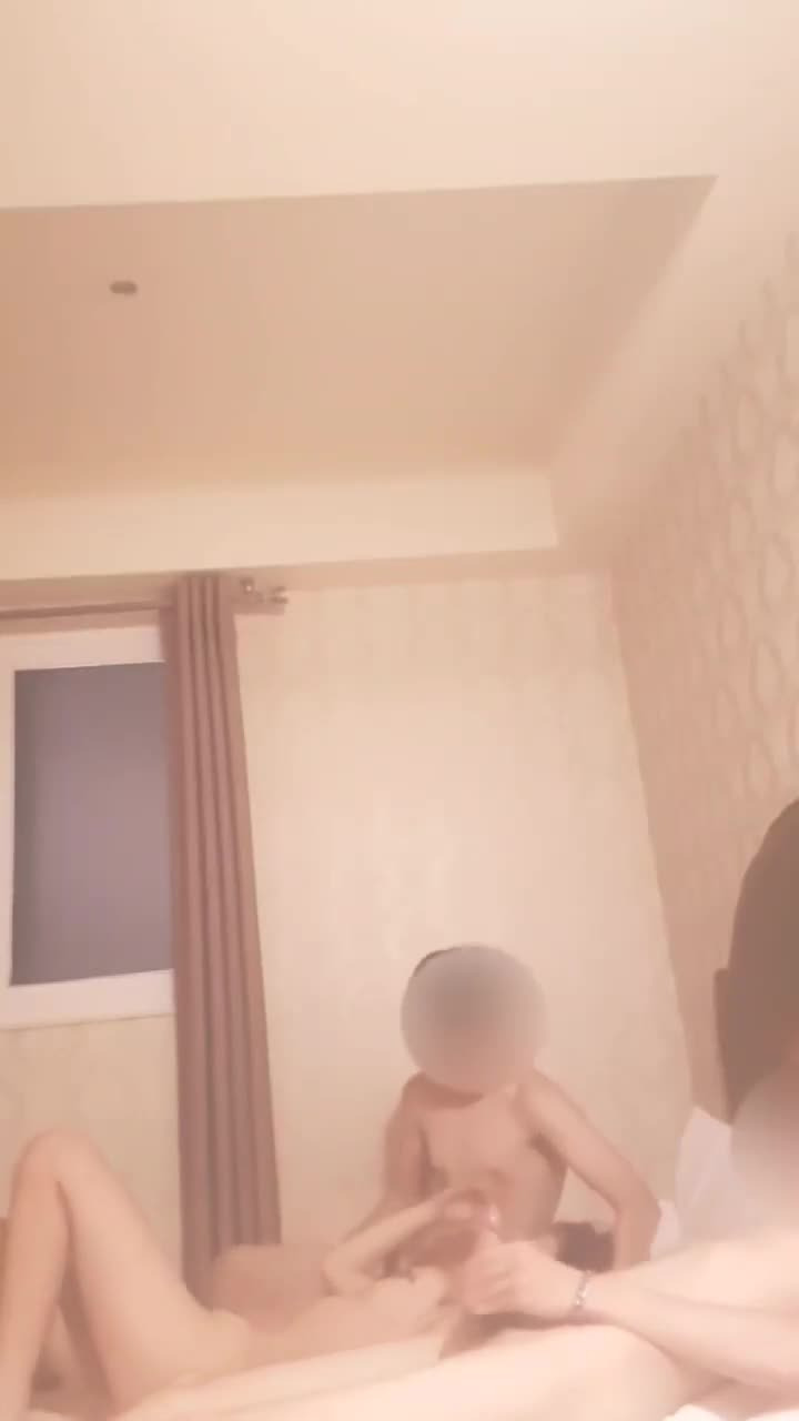 벌써부터 쓰리썸의 맛을 알아버린 어린 걸레년