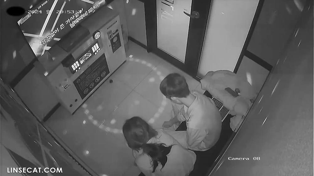 노래방 IP 카메라가 해킹당했다. 잘생긴 남자친구가 긴 키스로 그녀를 취하게 만들었다. 그녀는 남자친구의 손을 잡고 그의 손으로 그녀의 음핵을 기쁘게 하는 방법을 그에게 안내합니다