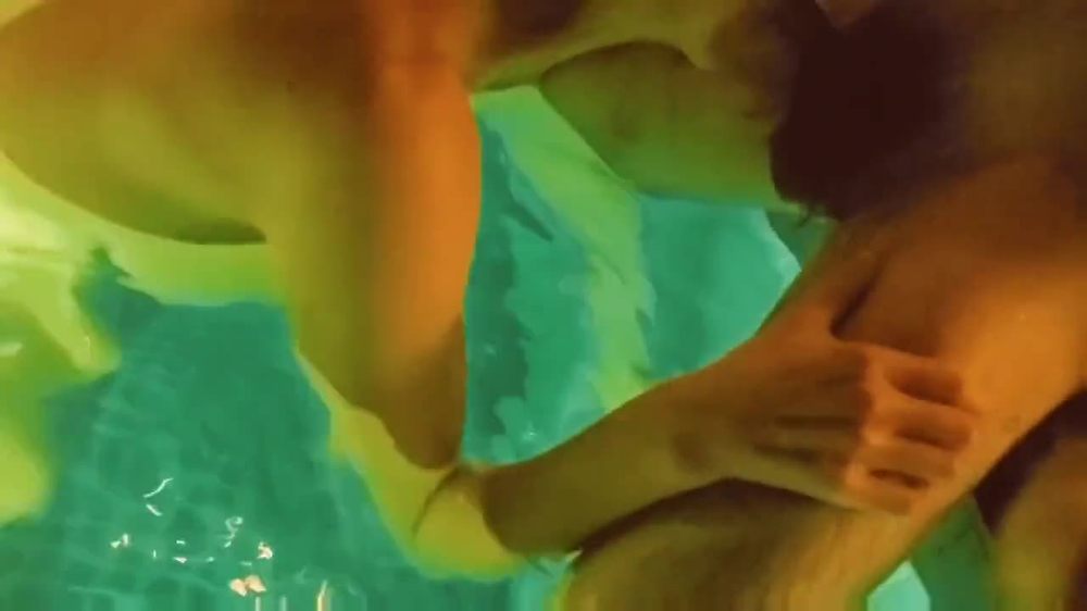 초대남 불러 수영장 쓰리썸