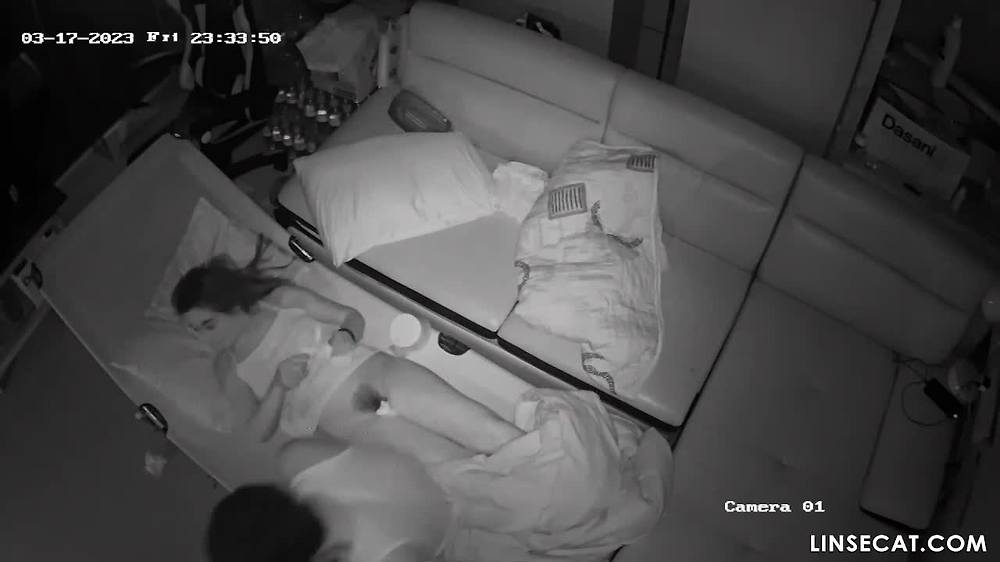 해킹된 가정용 감시 카메라_ 한국 커플이 친구 거실에서 섹스를 하고 있습니다. 그들은 거의 잡힐 뻔했습니다. 섹스 후 소녀는 몰래 자위를 하고 오르가즘에 도달했습니다