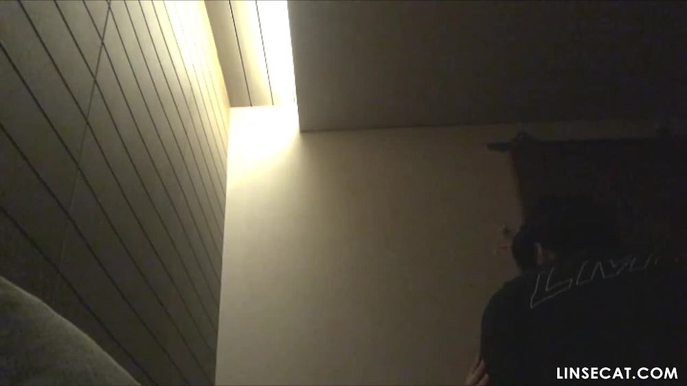 한국 남성 2명이 한 소녀와 성관계를 갖는 과정을 몰래 촬영했다. 그녀의 질은 너무 젖어서 소리가 들린다