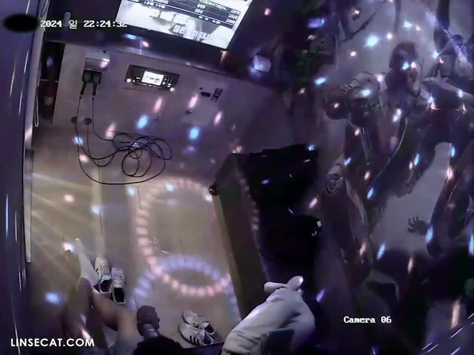 요청)2023년 한국 IP 카메라 해킹당했다 섹스에 굶주린 소년이 손가락으로 바지 사이로 여자친구를 격렬하게 성교했고, 그 때문에 바지가 거의 찢어질 뻔했다