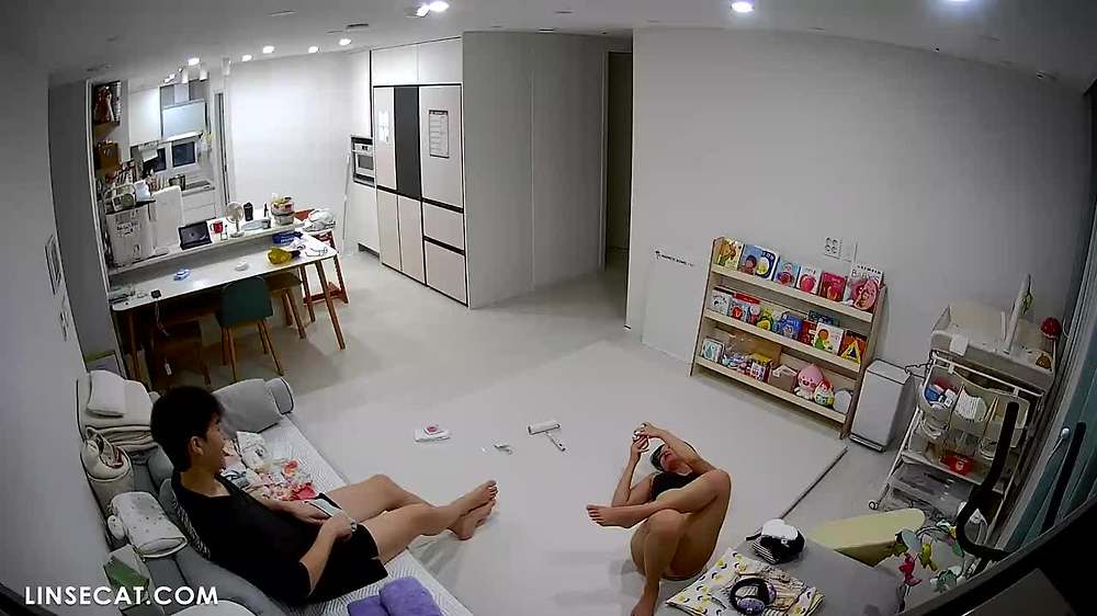 2024년 대한민국 가정용 IP 카메라가 해킹당했다_부부의 부러운 행복한 삶. 그녀는 정액이 바닥으로 새는 것을 막기 위해 질을 잡고 침실에서 화장실로 달려갔다. 그녀가 크림피를 받은 것 같아