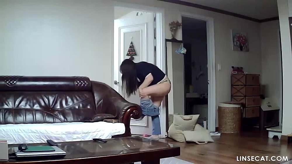 2024년 한국 가정용 IP 카메라 해킹_ 전라남도의 한 엄마는 성인 딸 2명과 함께 살고 있다. 그녀는 어머니가 그녀를 보지 않는 동안 조심스럽게 질을 씻었습니다