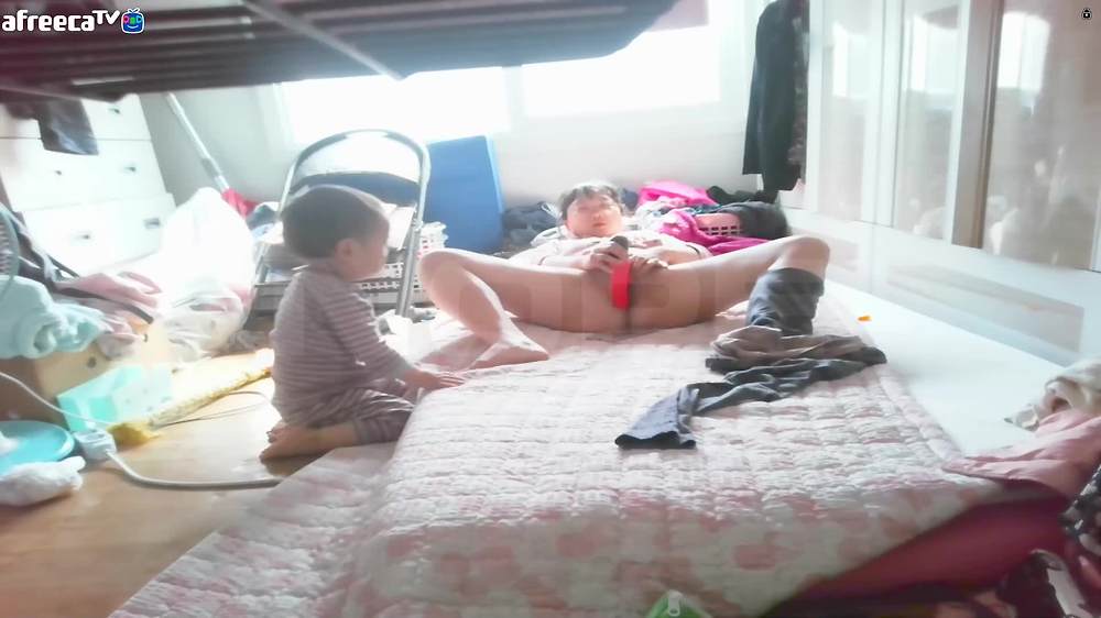 아기 옆에서 자위하는 미친년