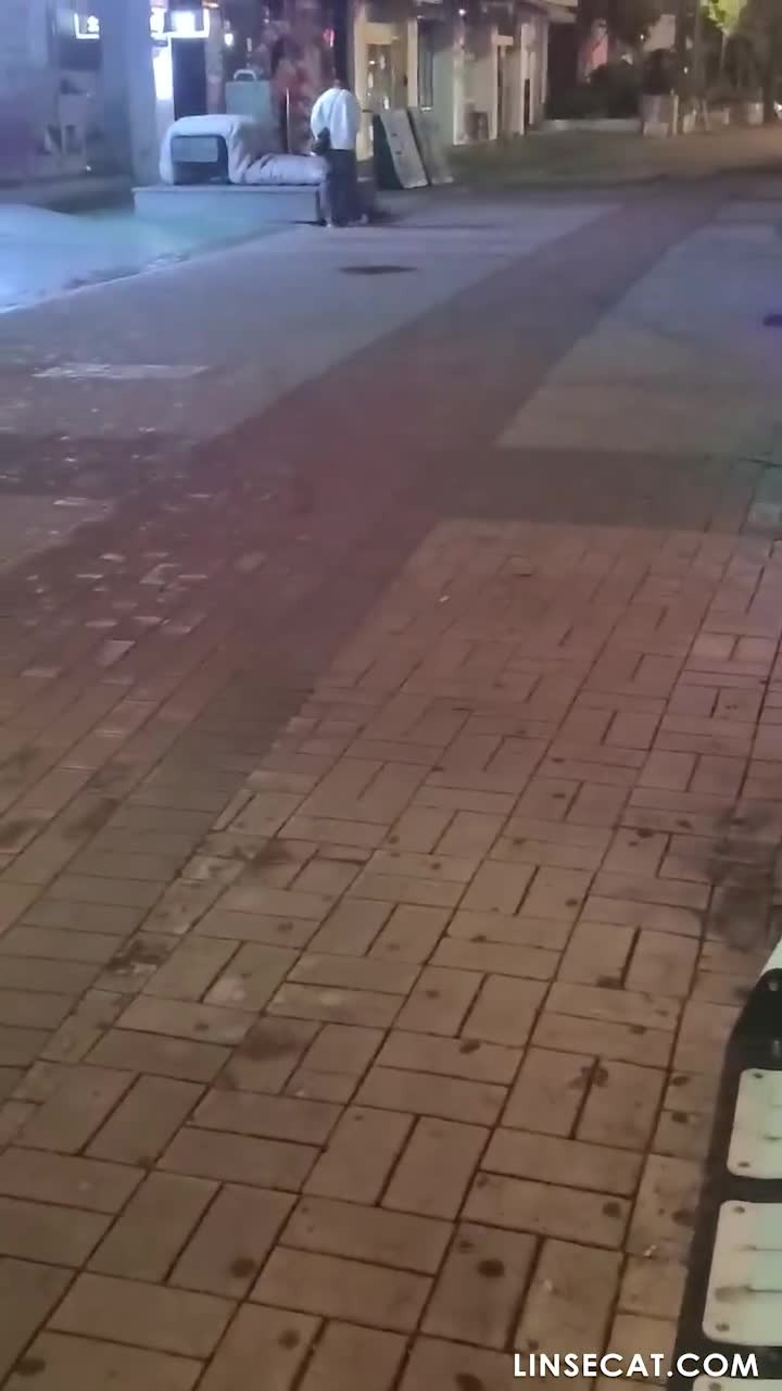 편의점, 버스, 정류장 가리지 않고 야외에서 딸치는 미친놈