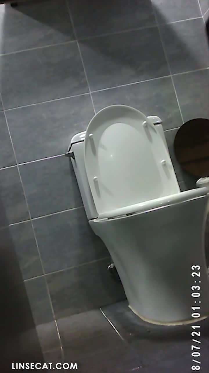 한국 화장실 몰래카메라_ 4개의 다른 화장실. 그녀는 생리대와 끈 팬티를 입고 있었는데 탐폰은 왜 안 됐나요_ 그녀가 질 삽입을 좋아하지 않기 때문인가요