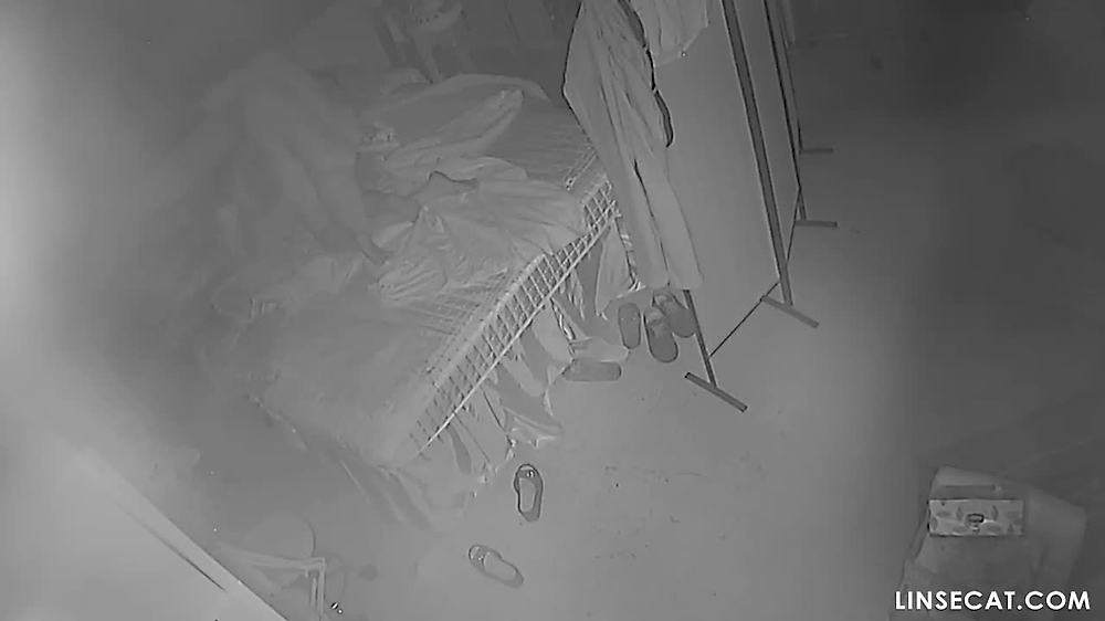 IP 카메라 해킹됨_ 한국인 남성이 머리를 깎으러 왔고, 여사장이 추가 서비스를 무료로 제공했습니다