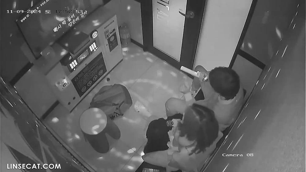 2024년 11월 최신 유출 소식! 한국 노래방 IP 카메라 해킹 _ 커플 2명. 그가 그녀의 옷 속으로 손을 집어넣자 그녀의 호흡은 빨라졌고 그녀의 얼굴에는 고통과 기쁨의 기색이 떠올랐습니다