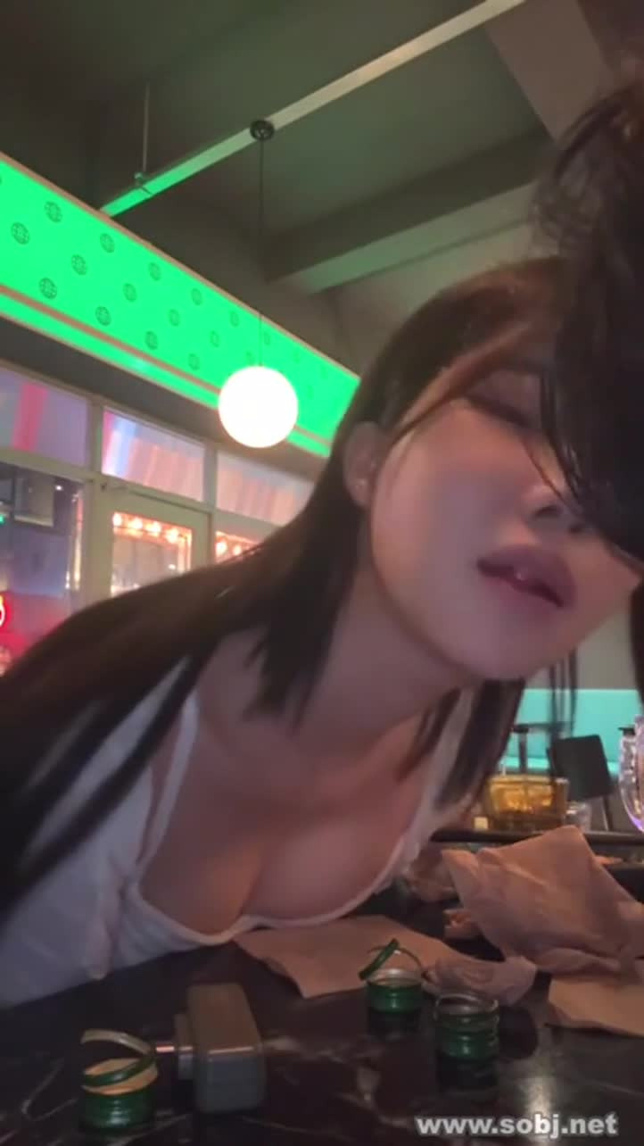 소주3병에 맛간 윤공주 술집 화장실서 오줌싸며 쑤셔댐