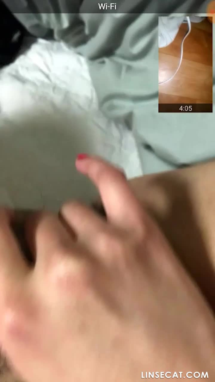 한국의 잘생긴 남자가 데이트 소프트웨어를 통해 여러 미녀들과 가상 섹스를 했습니다. 평범한 소녀들은 더 개방적이며 질로 카메라를 바라보고 오르가즘에 자위합니다.