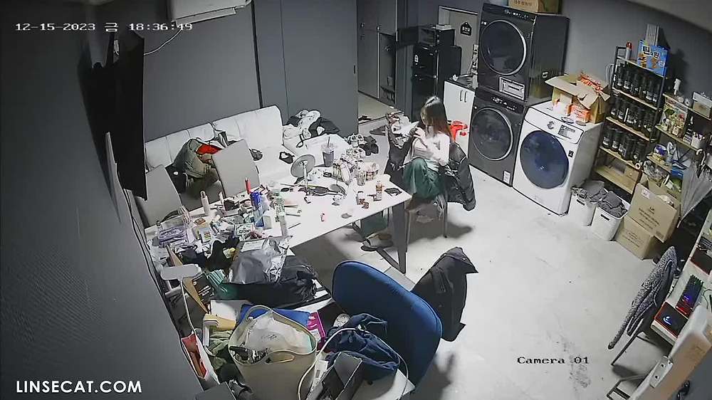 2024년에 해킹당한 한국 IP 카메라_ 이 소녀들은 무엇을 하는가_ 그들은 왜 남자 동료들 앞에서 브래지어를 벗었나요