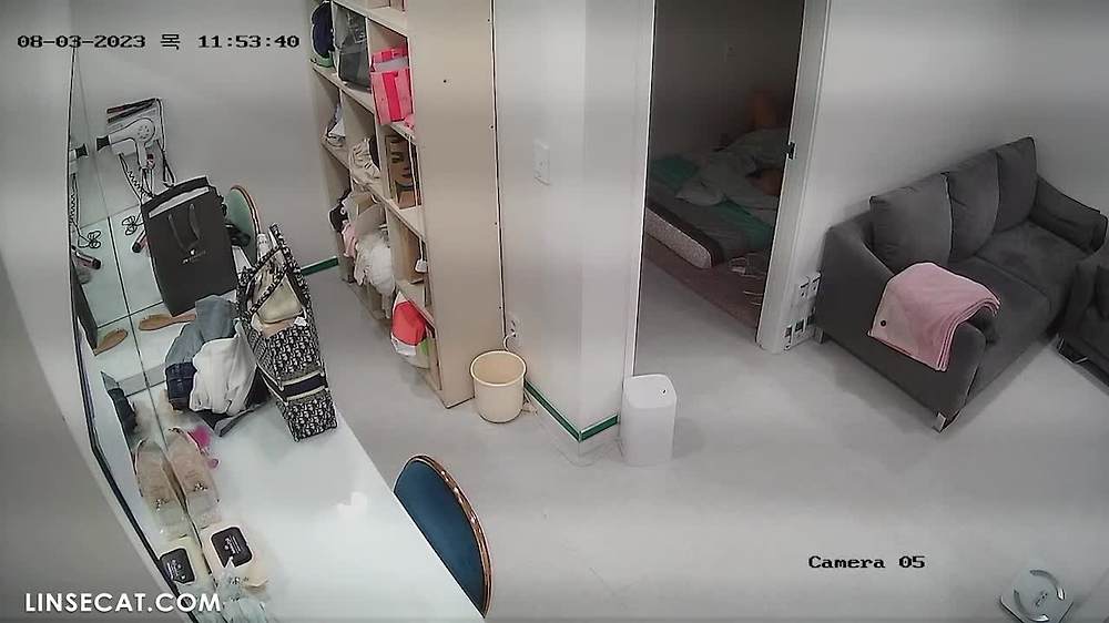 2023년 한국 IP 카메라 해킹당했다. 남자 상사가 남자다운 매력을 뽐내자 미소녀의 침이 묻은 포장지를 핥는 기회까지 잡았다