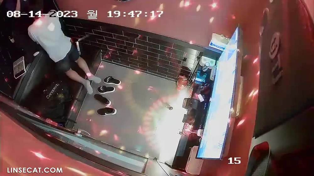 2023년 국내 한 노래방 IP 카메라가 해킹됐다. 여자친구가 노래하는 동안 재빨리 클리토리스를 문지른다