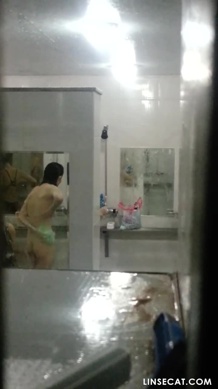 한국 수영장 여자 샤워실 엿보기_ 수영을 자주 하는 여자들은 엉덩이가 너무 타이트해요. 뒤에서 박으면 30초 안에 사정해요.