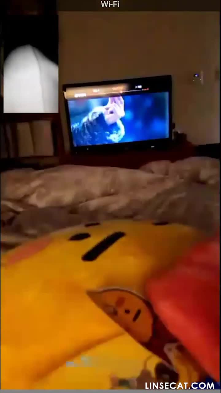 한 한국 남성이 인스타그램 미녀 4명과 가상 섹스 영상을 몰래 녹화했다. 그녀는 질 점액으로 뒤덮인 손가락을 보여줍니다.