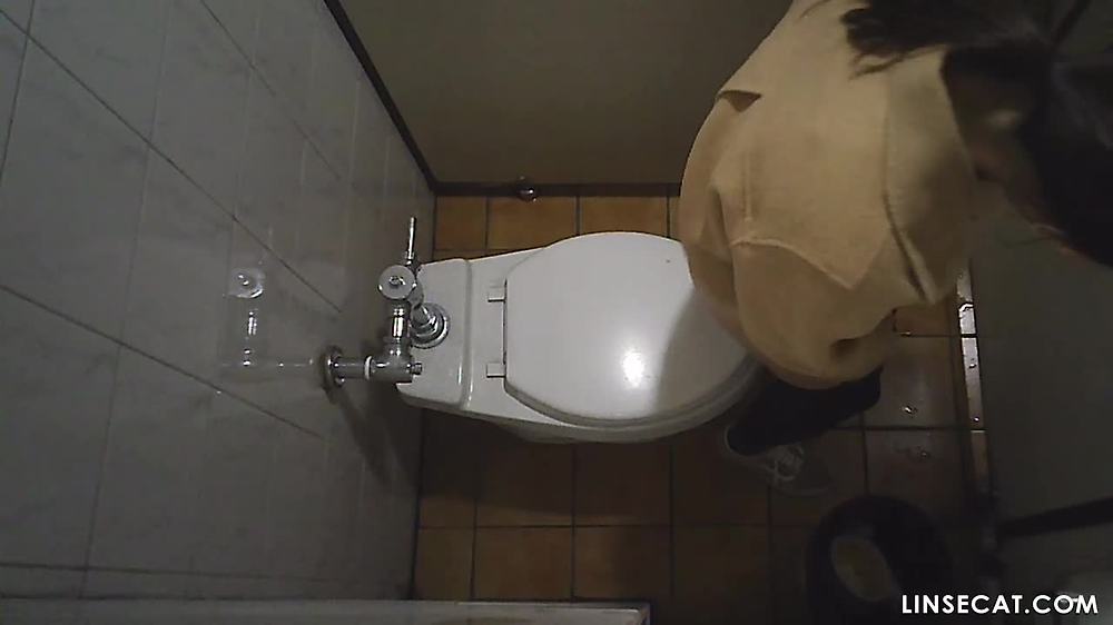 한국 화장실의 몰래카메라_ 귀여운 소녀도 오줌을 누면 개를 화장실에 데려옵니다
