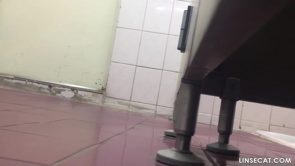 한국 화장실 도촬 _ 칸막이 위, 아래에서 촬영한 붉은 타일의 쪼그리고 앉은 변기