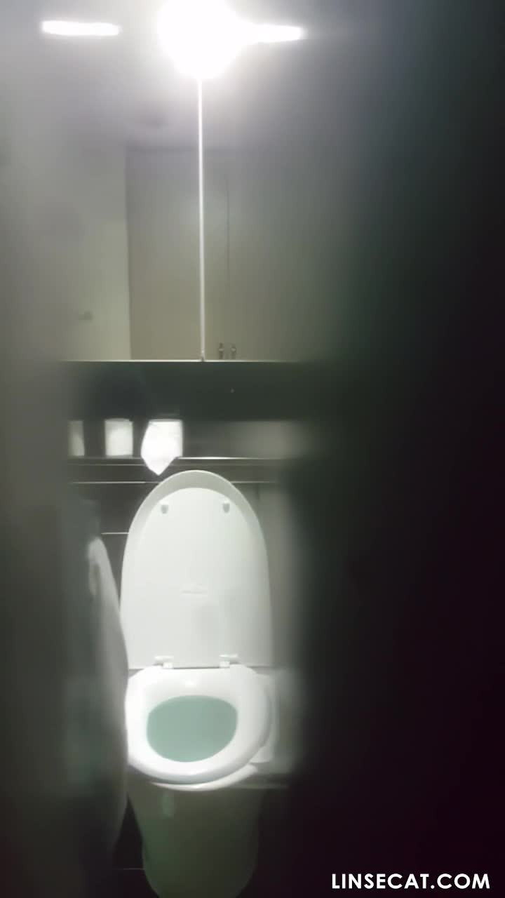 한국 화장실 몰래카메라_ 공공 공부방에서 오줌을 누는 여성들. 그녀는 팬티에서 질 분비물 냄새를 맡는다