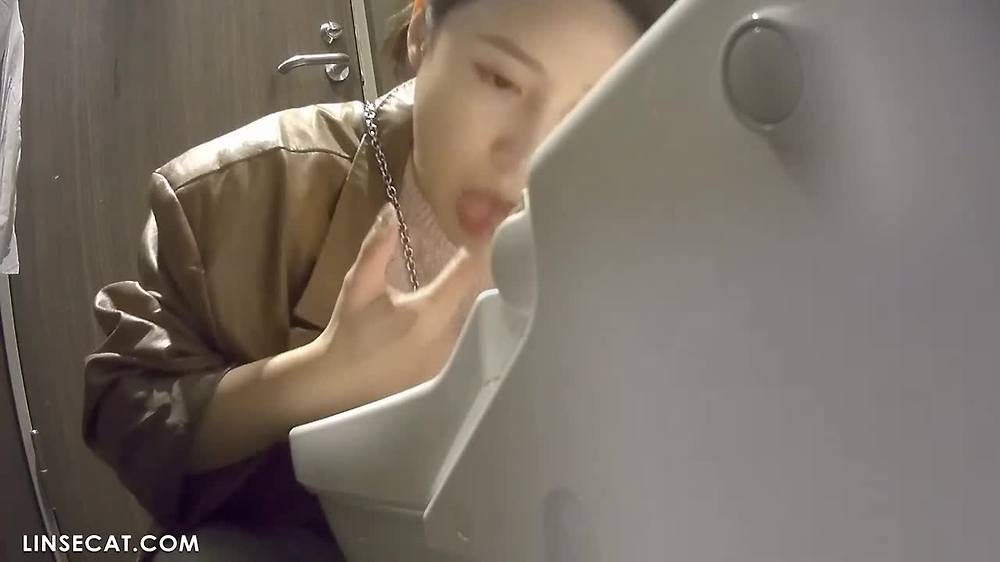 화장실 몰카에 포착된 손가락을 입에 넣고 토하려는 이상한 여자