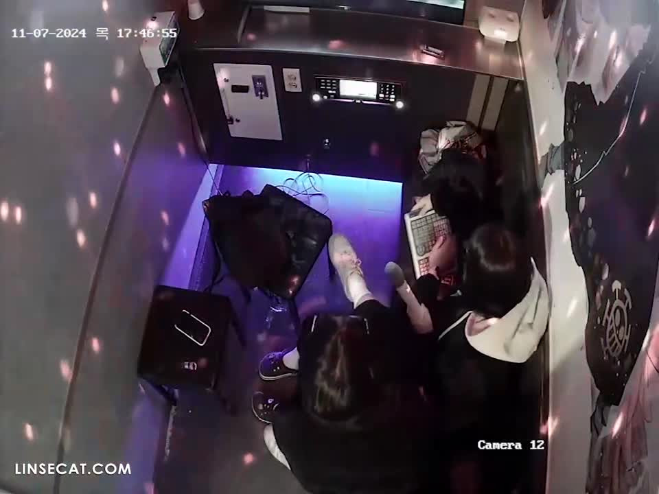 2024년 해킹된 한국 노래방 IP카메라_ 남자친구 손에 의해 강간당한 귀여운 여자. 그녀는 고환을 만지면서 귀두를 빨아들이는 등 구강 성교 기술이 뛰어납니다