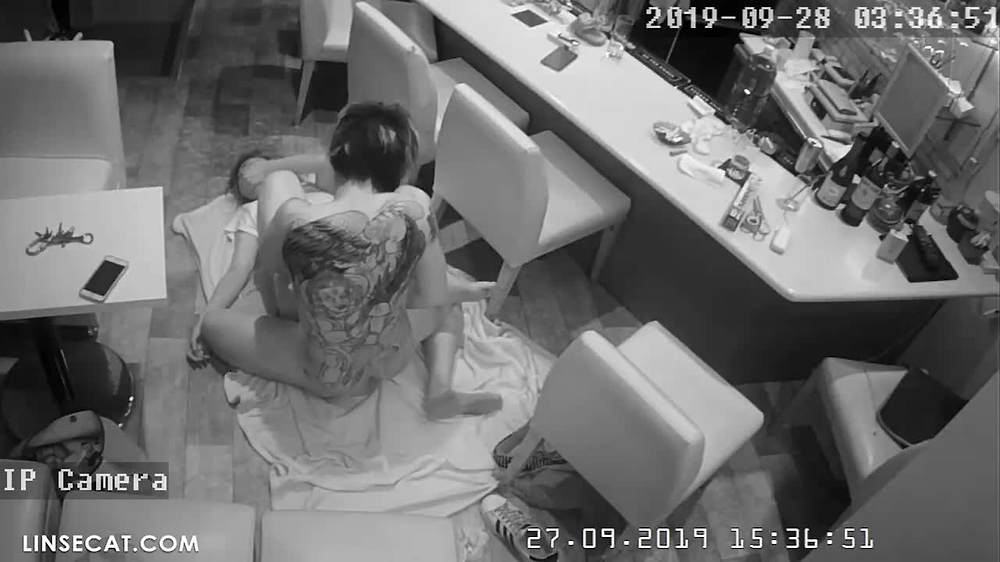 가게 마감하는 여종업원과 사장님