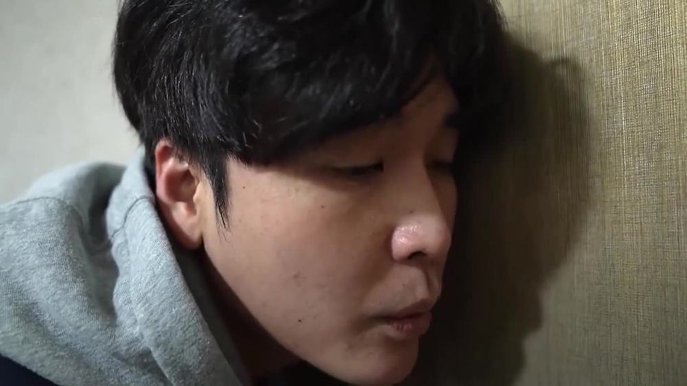 처제 자위에 폭발한 형부의 욕정