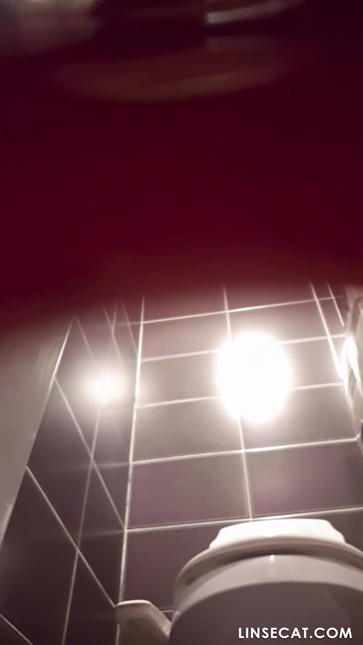 2023! 한국 여자 화장실의 구멍을 통해 엿보는 것. 술 취한 소녀는 가만히 서 있을 수 없었지만 여전히 보지에 묻은 소변을 닦아내는 것을 기억했습니다.