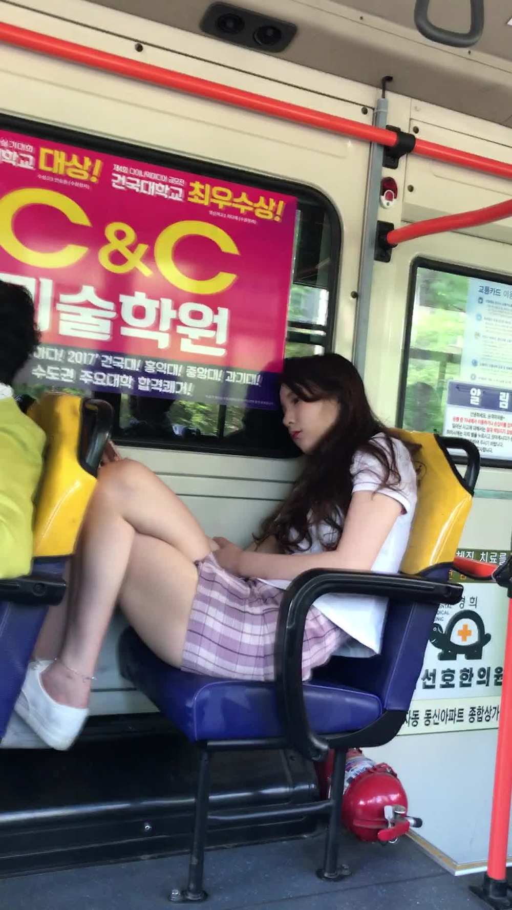 버스안 핑크치마 고딩 옆샷