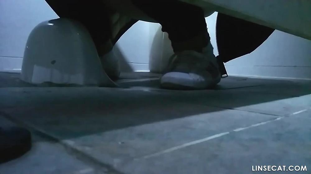 한국 화장실 도촬_ 그녀의 보지가 비뚤어져 있고 신발에 오줌을 누를 뻔했습니다.