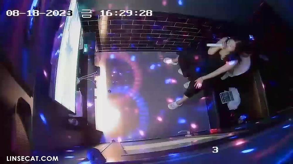 2023년 한국 노래방 OK의 IP 카메라가 해킹당했습니다. 소년은 여자친구의 질 분비물에 손가락을 담그고 손가락을 입에 넣고 맛을 보았습니다. 소녀는 너무 부끄러워했습니다