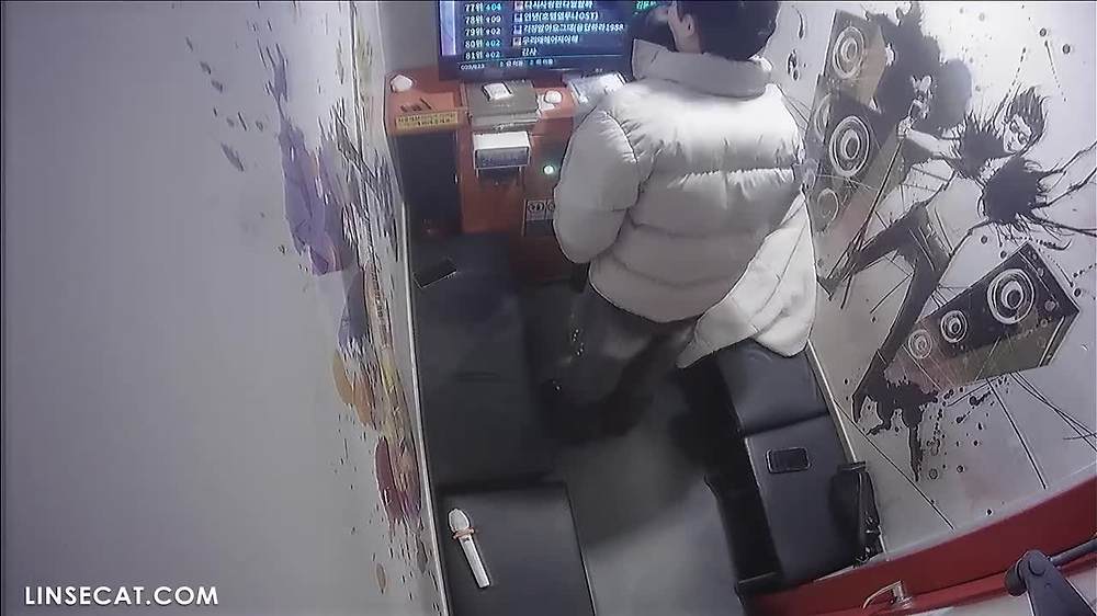 단독 영상! 2024년 해킹된 한국 노래방 IP카메라_ 안경쓴 괴짜 여자가 남자친구에게 사정을 당하다. 그녀의 질은 정액으로 가득 찼고 그녀는 팬티를 입었습니다.