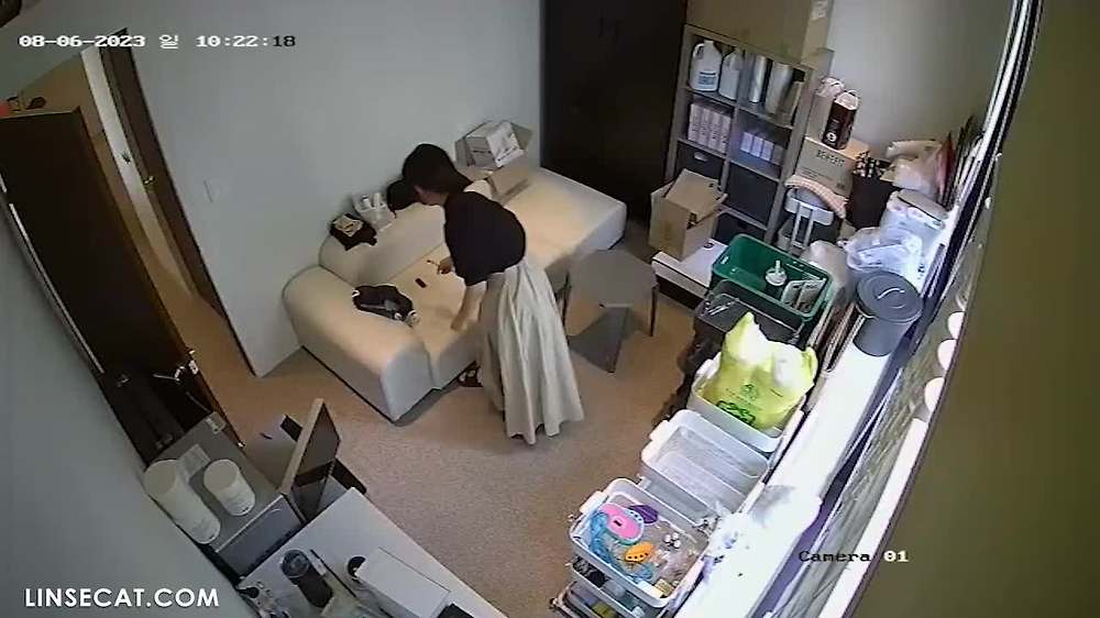 2023년 한국 IP 카메라 해킹 _ 밀랍제모 스튜디오에서 옷을 갈아입는 한복 입은 소녀들