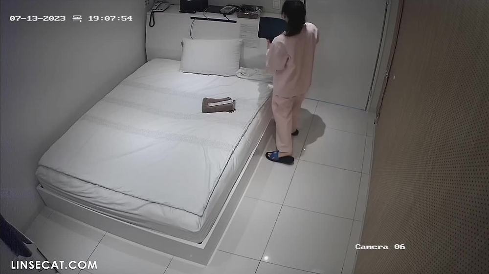 2023년 해킹당한 한국 병원의 IP 카메라_ 그녀는 가방에서 연고를 꺼내서 질에 발랐습니다. 그녀는 가벼운 섹스를 하는 소녀처럼 보이지 않았습니다