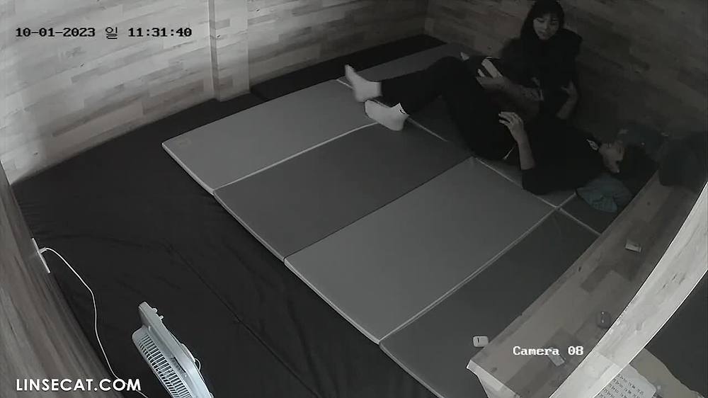 2023년 한국 IP 카메라가 해킹당했다_ 대학생 커플 2명의 성탐색. 그 소년은 그녀와 섹스를 너무 원해서 그녀에게 키스만 해도 그의 성기가 발기하게 되었습니다.