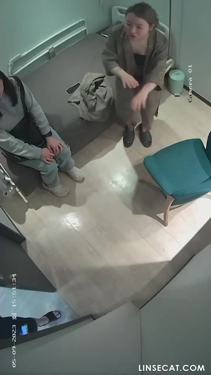 단독 영상! 해킹된 한국 병원 IP카메라_ 한 소녀가 가슴과 엉덩이 확대 수술을 받고 가장 친한 친구에게 함께 가자고 부탁했습니다. 그녀의 가장 친한 친구의 옷은 매우 특별했습니다