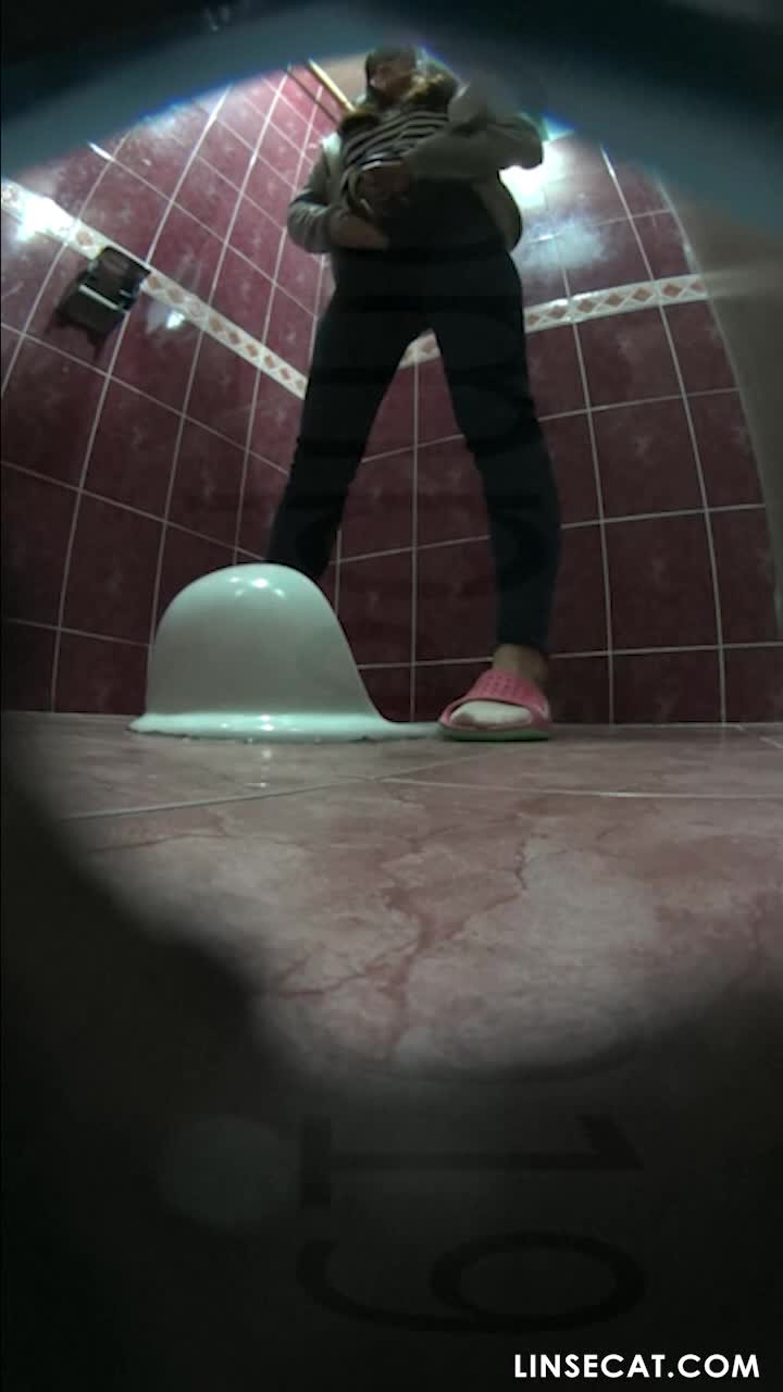 한국 화장실 몰래카메라_ 진료소 환자와 간호사가 소변을 보고, 그녀는 옷을 들어올리고 자신의 가슴을 조심스럽게 애무합니다