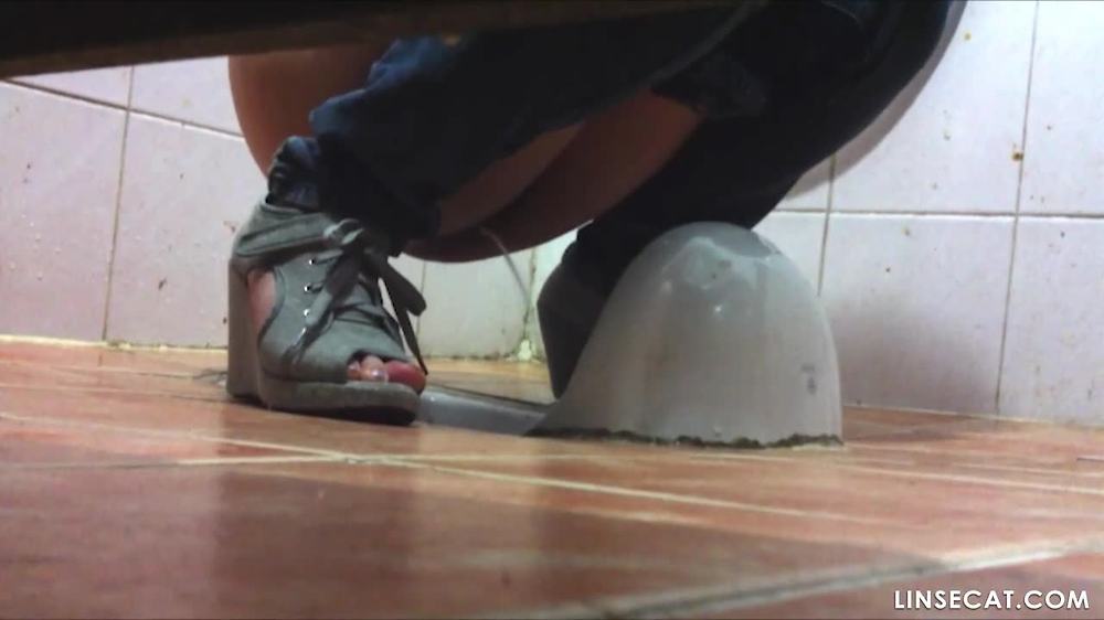 한국 남자들은 공중화장실에 숨어서 여자의 오줌을 지켜본다. 젊은 여성의 오줌은 강력하다. 쟤네 보지는 정말 빡빡할 것 같아