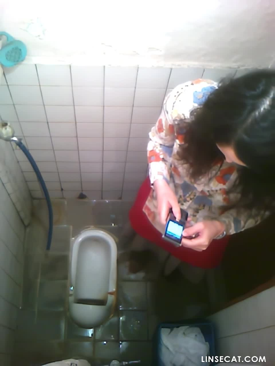 한국 변기 엿보기_ 생리할 때 탐폰을 안 가져가서 질 속으로 화장지를 파서 피를 빨아야 했던 여자