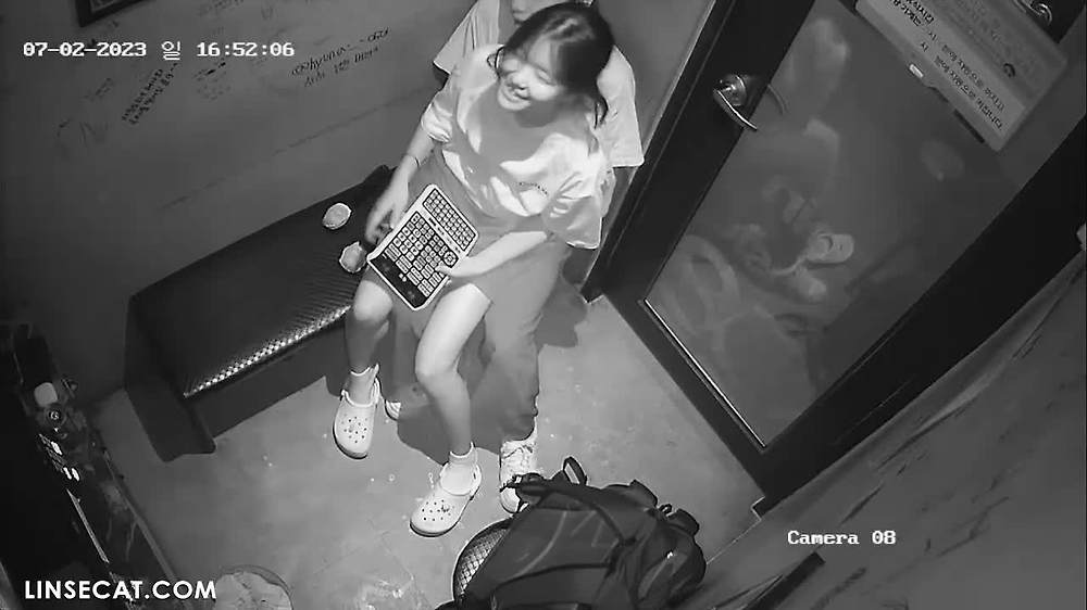 노래방 IP 카메라 해킹 _ 여대생의 성기가 매우 예민해 남자친구가 자신의 성기를 만지면 소리를 지른다. 그녀는 남자 친구에게 주무르기를 제공합니다.