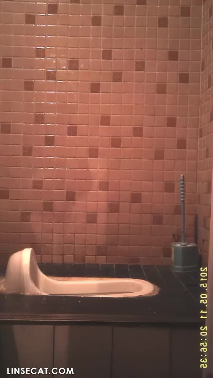 한국 화장실의 몰래카메라_ 소녀들이 쪼그리고 오줌을 싸는 보기 드문 옆모습. 어린 소녀의 오줌은 매우 강력하고 큰 소리를냅니다.